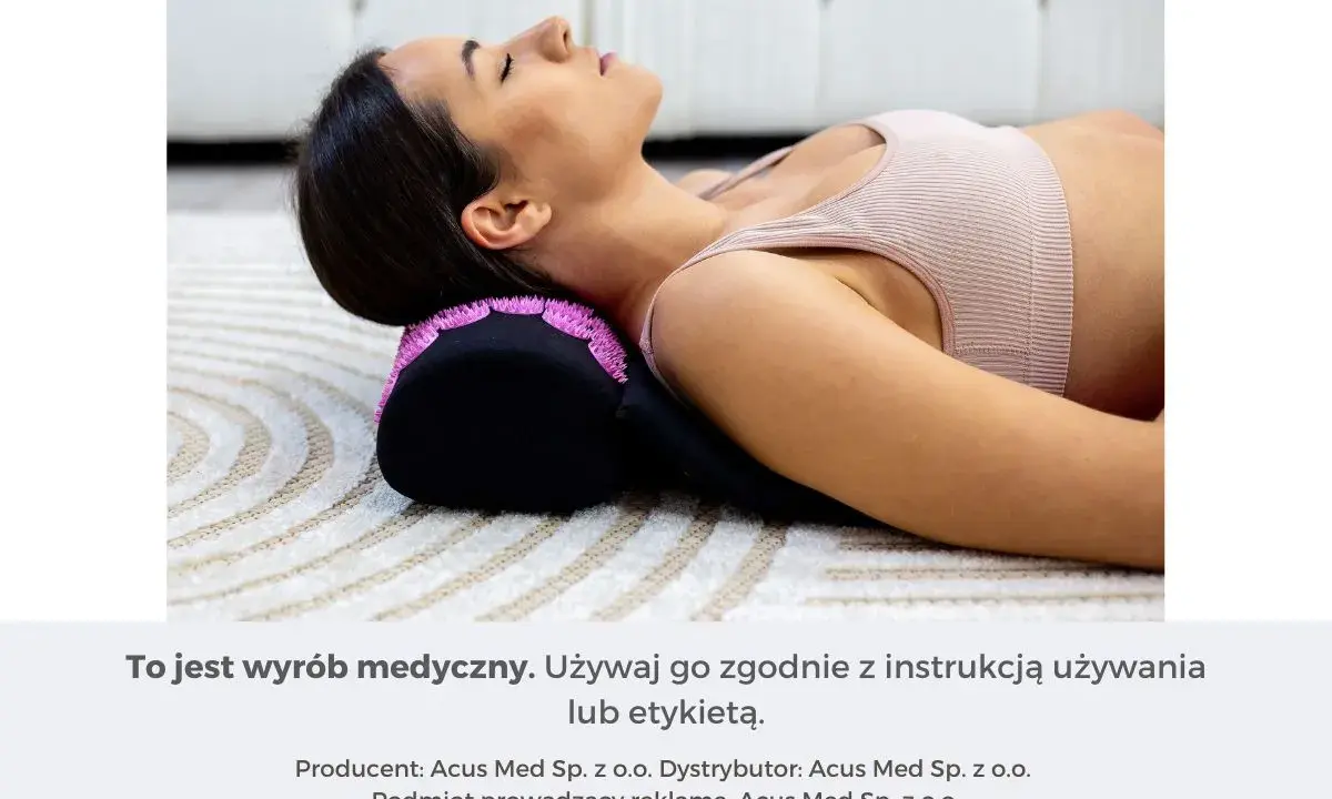Kobieta leży na plecach z głową opartą na czarnym wałku z różowymi kolcami.