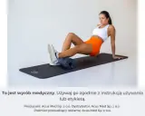 Kobieta wykonuje rolowanie łydki na rollerze. Idealne rolowanie przed czy po treningu dla regeneracji mięśni.