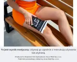 Kobieta z okładem na udzie, łagodzącym objawy przetrenowania.