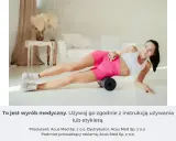 Kobieta wykonuje rolowanie po bieganiu na wałku do masażu.