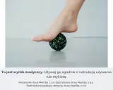 Stopa na piłce do masażu, łagodząca objawy rozcięgna podeszwowego.