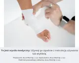 Sztywny taping stawu skokowego wykonany przez profesjonalistę. Zapewnia stabilizację i wsparcie podczas urazów.