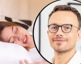 Uśmiechnięta kobieta odpoczywa, podczas gdy lekarz w okularach omawia masaż na bruksizm.