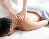 Relaksacyjny masaż pleców. Czy na masażu trzeba się rozebrać? Zazwyczaj tak, aby terapeuta miał dostęp do skóry.