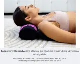 Kobieta leży na plecach z głową opartą na czarnym wałku z różowymi kolcami.