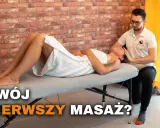 Mężczyzna wykonuje masaż głowy kobiecie leżącej na kozetce. To Twój pierwszy masaż?