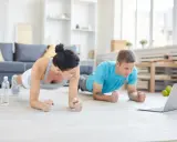 Para ćwiczy w domu, wykonując deski. Wierzą, że trening w domu efekty przyniesie szybko.