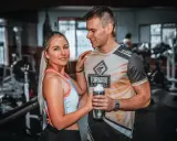 Para przygotowania do treningu, para omawia masaż sportowy techniki.