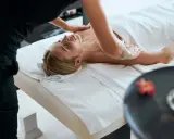 Relaks po masażu. Terapeuta stosuje techniki masażu klasycznego, aby rozluźnić mięśnie i przynieść ulgę.