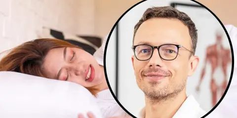 Uśmiechnięta kobieta odpoczywa, podczas gdy lekarz w okularach omawia masaż na bruksizm.