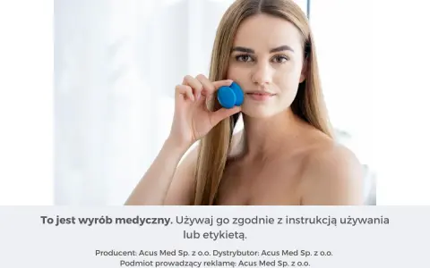 Kobieta prezentuje bańki do masażu twarzy. Dowiedz się, masaż twarzy bańką chińską jak często go wykonywać dla najlepszych efektów.