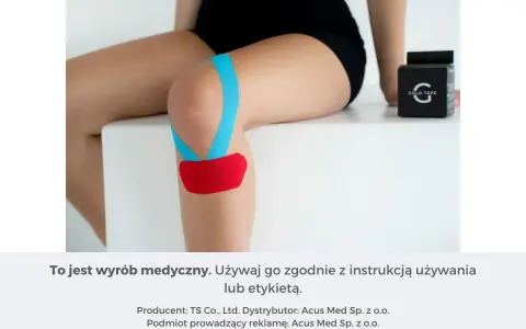 Kolano z niebieskim i czerwonym tejpowaniem. Zastanawiasz się, ile nosić tejpy? Stosuj zgodnie z instrukcją.