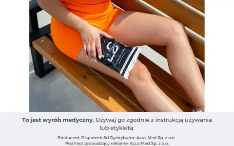 Kobieta z okładem na udzie, łagodzącym objawy przetrenowania.
