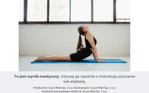 Kobieta wykonuje ćwiczenie cobra, pogłębiając rozciąganie pleców na macie.