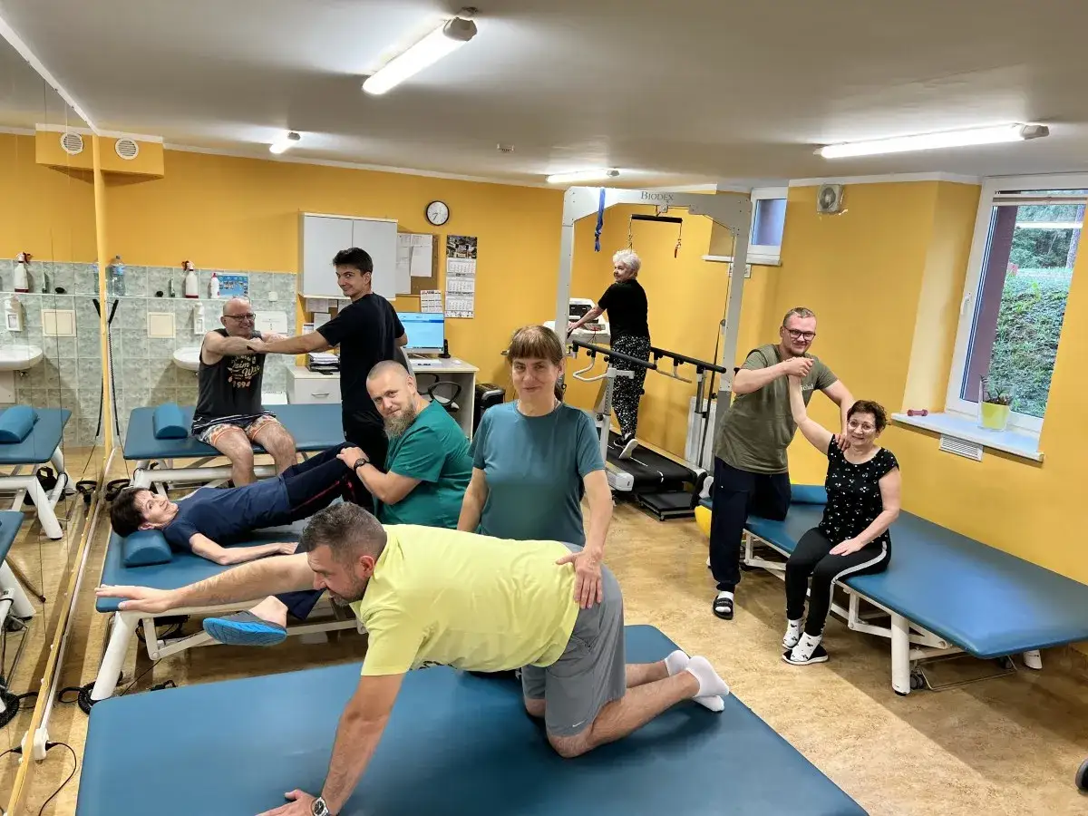Grupa osób ćwiczy rehabilitację, wspierając się nawzajem w walce ze stwardnieniem rozsianym.