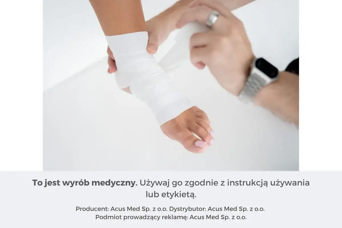 Sztywny taping stawu skokowego w trakcie zakładania. Zapewnia stabilizację i wsparcie.